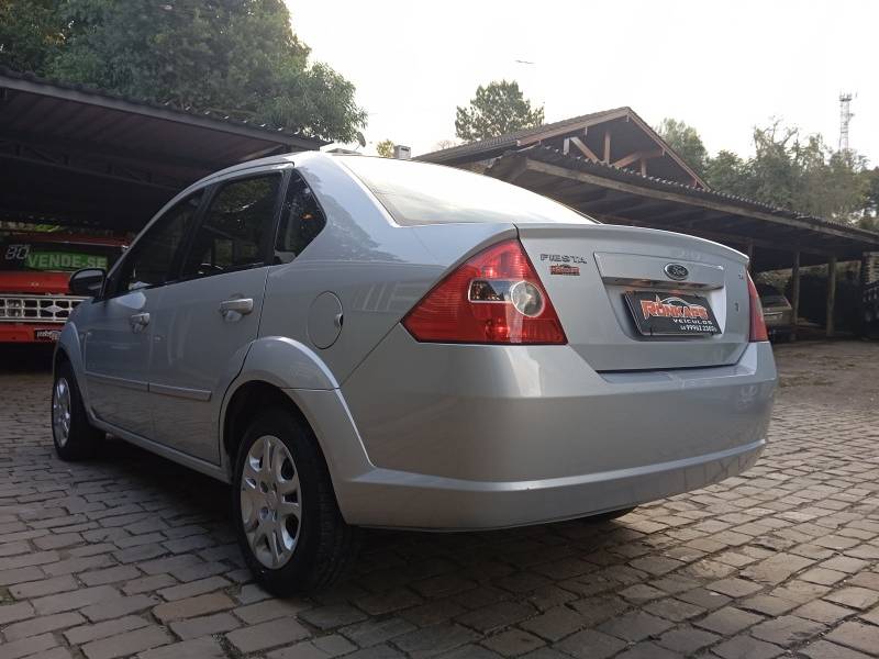 FORD - FIESTA - 2010/2010 - Prata - R$ 31.900,00