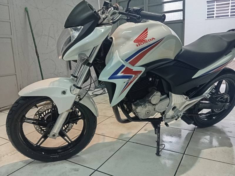 HONDA - CB 300R - 2015/2015 - Branca - R$ 17.900,00