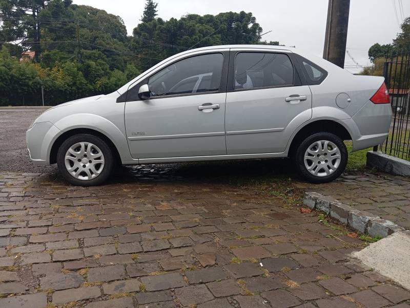 FORD - FIESTA - 2010/2010 - Prata - R$ 31.900,00