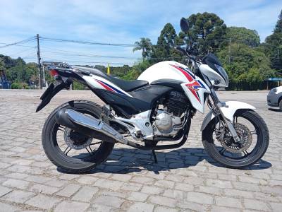 HONDA - CB 300R - 2015/2015 - Branca - R$ 17.900,00