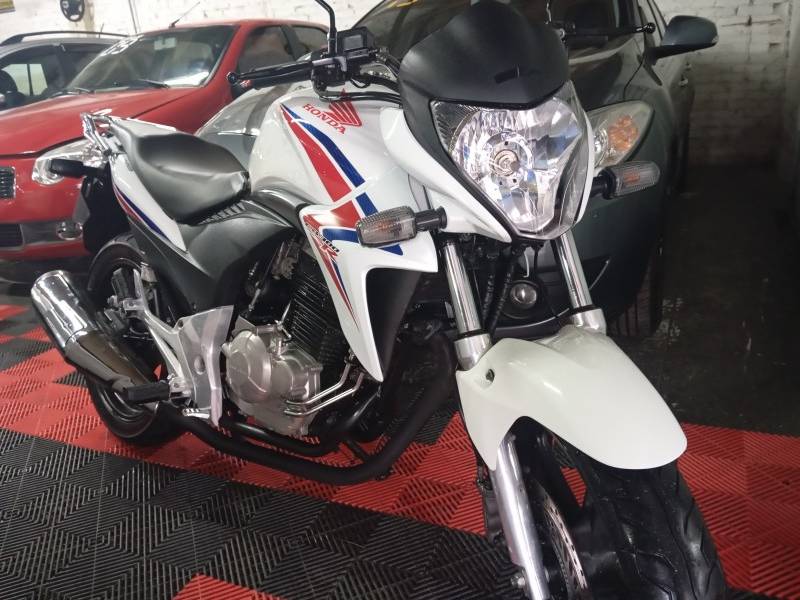 HONDA - CB 300R - 2015/2015 - Branca - R$ 17.900,00