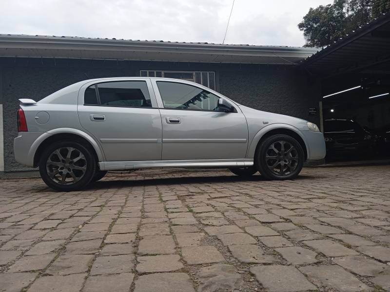 CHEVROLET - ASTRA - 2011/2011 - Prata - R$ 38.900,00