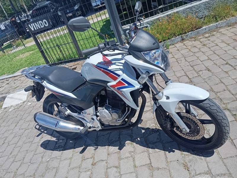 HONDA - CB 300R - 2015/2015 - Branca - R$ 17.900,00