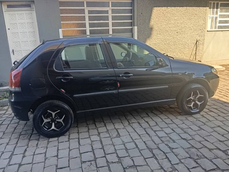 FIAT - PALIO - 2005/2005 - Preta - R$ 15.900,00
