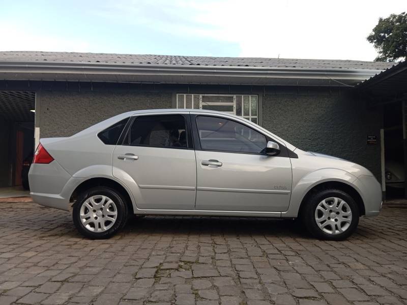 FORD - FIESTA - 2010/2010 - Prata - R$ 31.900,00