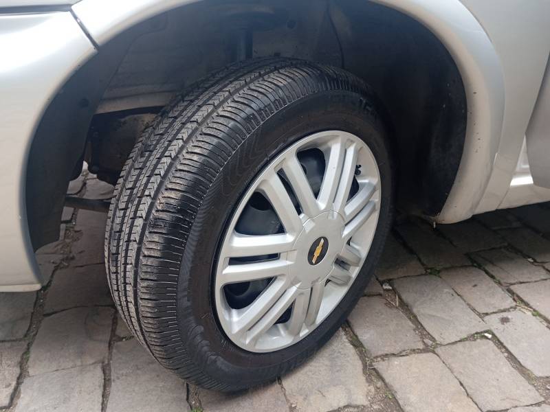 CHEVROLET - CORSA - 2002/2002 - Prata - R$ 19.900,00