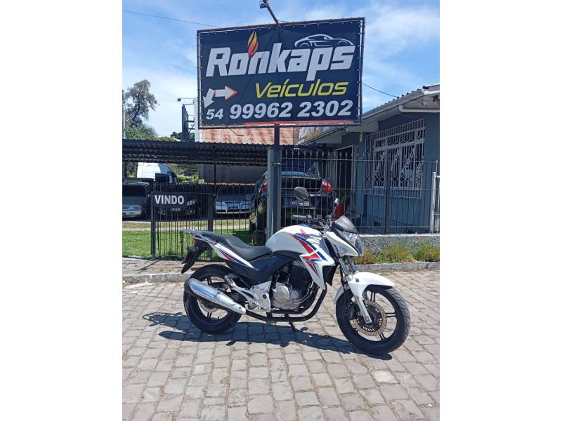 HONDA - CB 300R - 2015/2015 - Branca - R$ 17.900,00