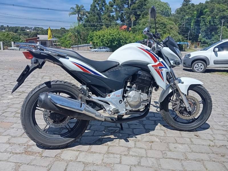 HONDA - CB 300R - 2015/2015 - Branca - R$ 17.900,00