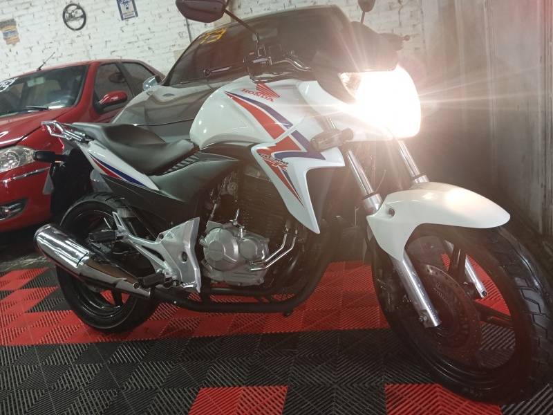 HONDA - CB 300R - 2015/2015 - Branca - R$ 17.900,00