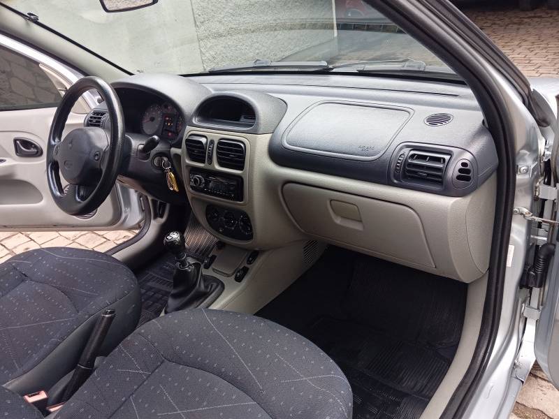 RENAULT - CLIO - 2006/2006 - Prata - R$ 19.900,00