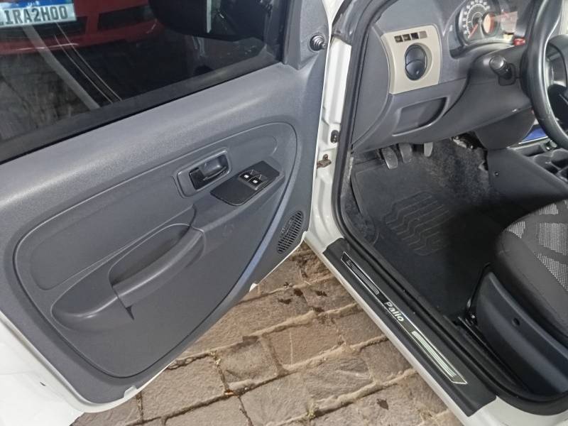 FIAT - PALIO - 2015/2015 - Branca - R$ 33.900,00