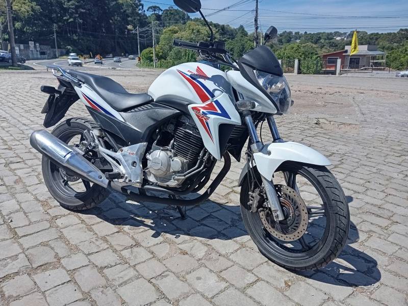 HONDA - CB 300R - 2015/2015 - Branca - R$ 17.900,00