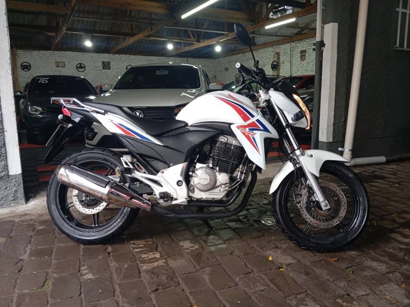 HONDA - CB 300R - 2015/2015 - Branca - R$ 17.900,00